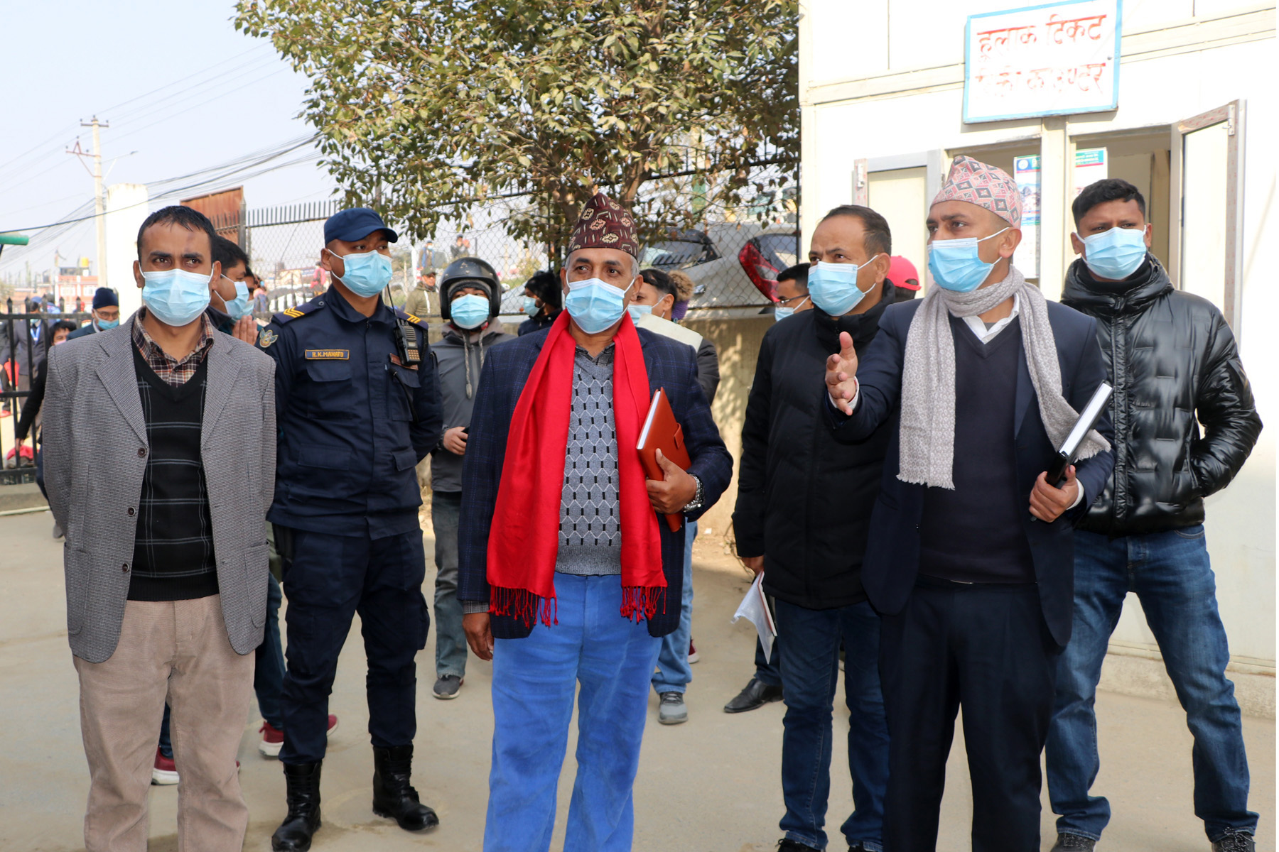 बिचौलियालाई कार्यालयभित्र प्रवेश नदिनुस् : मन्त्री दाहाल